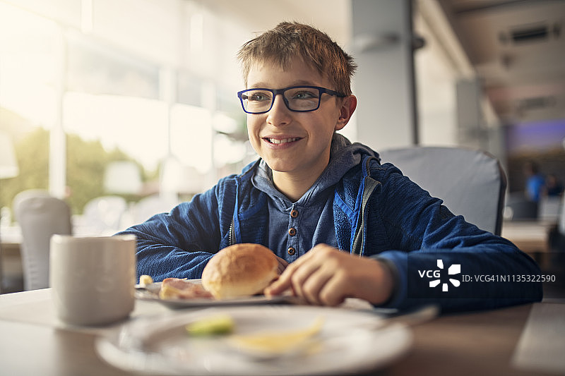 吃早餐的可爱男孩图片素材