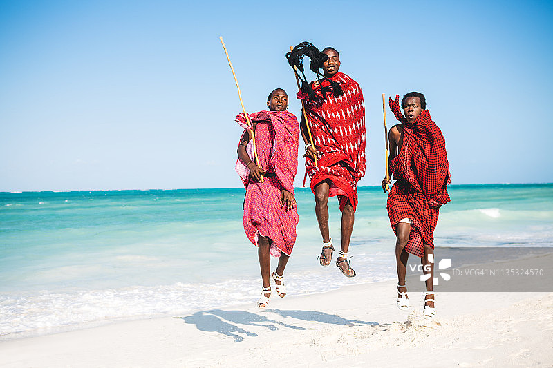 在沙滩上跳跃图片素材