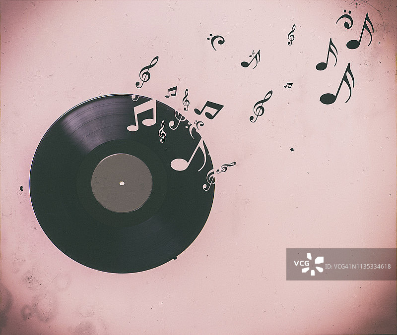 粉色背景上的黑胶唱片和音符图片素材