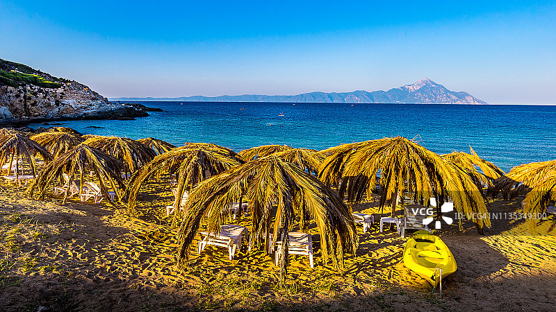 希腊哈尔基季半岛锡索尼亚东海岸的蒂加尼亚海滩，背景是阿索斯山图片素材