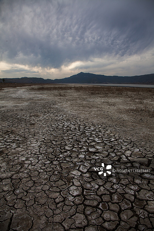 有湖泊和山脉的裂缝土壤图片素材