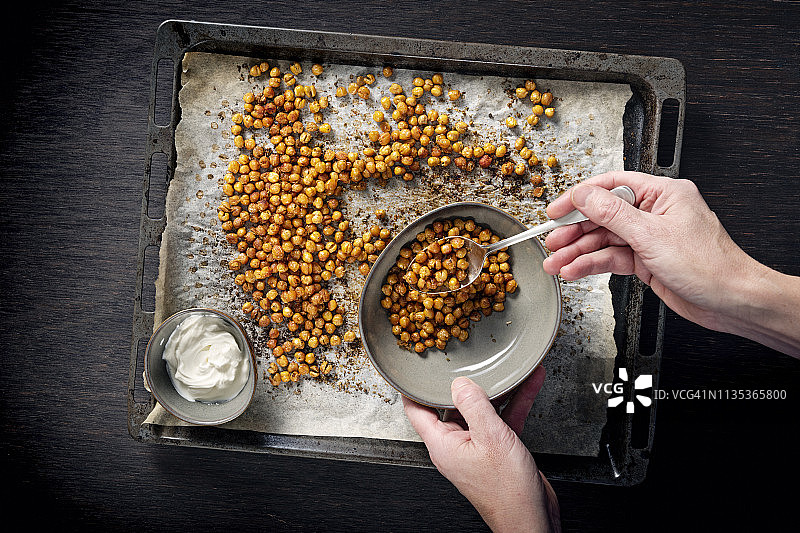 烤鹰嘴豆托盘图片素材