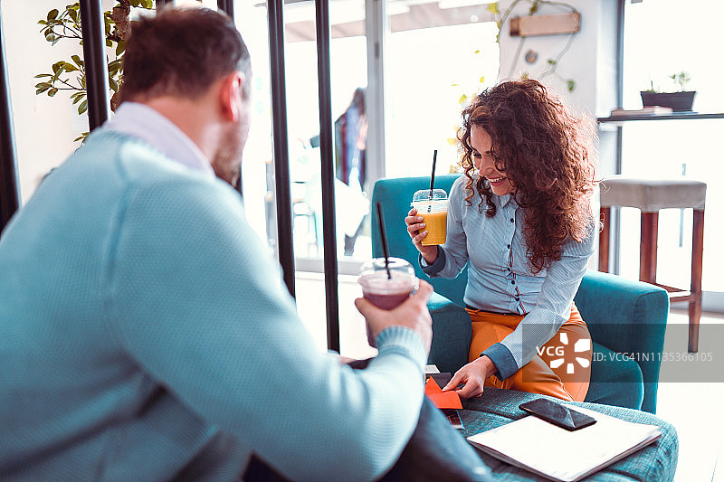 首席执行官和秘书午餐时一起喝冰沙放松图片素材