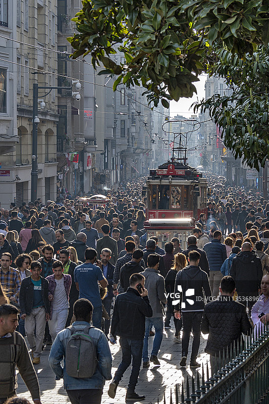 土耳其伊斯坦布尔贝伊奥卢区著名的独立大街图片素材