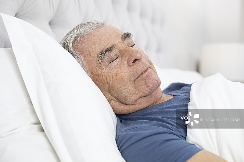 正在睡觉的老年男人图片素材