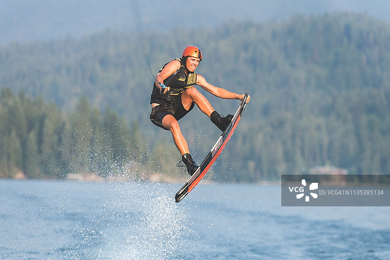 在湖上玩滑水板的男人图片素材
