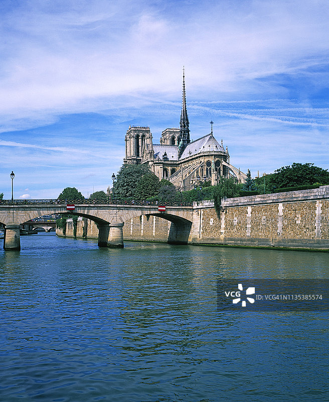 巴黎圣母院与小桥图片素材