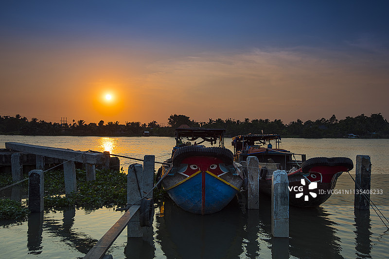 越南平阳省西贡河日落图片素材