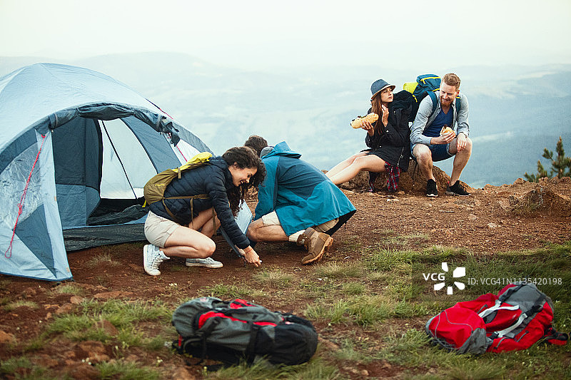 在别人工作时用餐图片素材