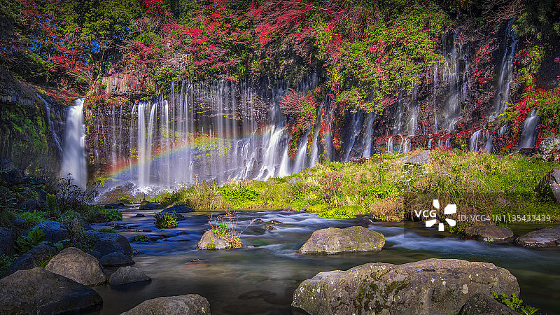 日本秋季的白丝瀑布图片素材