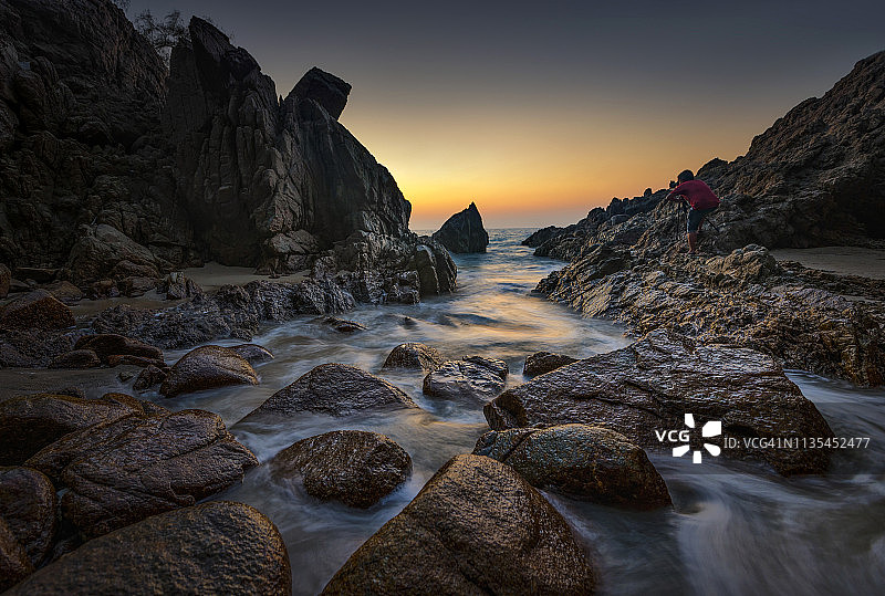 泰国普吉岛奈通海滩日落图片素材