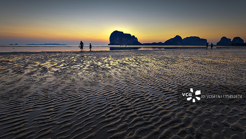 泰国董里府帕蒙海滩的游客和日落剪影图片素材