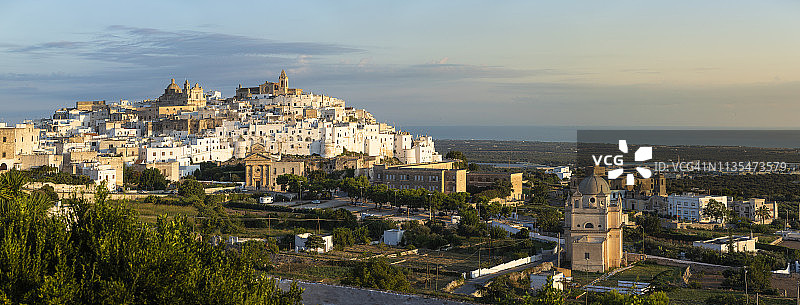 奥斯图尼市的清晨景色图片素材