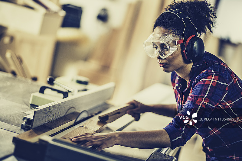 女木匠使用台锯图片素材