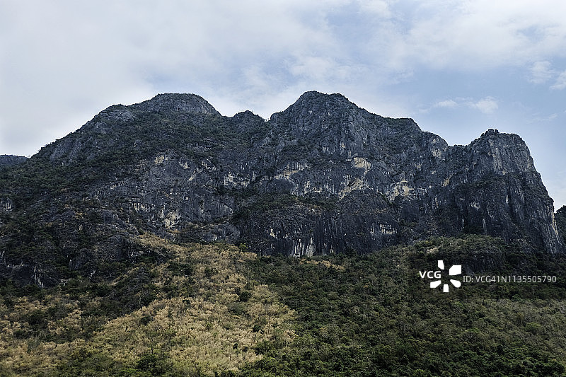 三百峰国家公园美丽山景图片素材