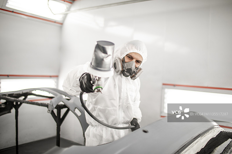 喷漆工人在喷涂汽车保险杠图片素材