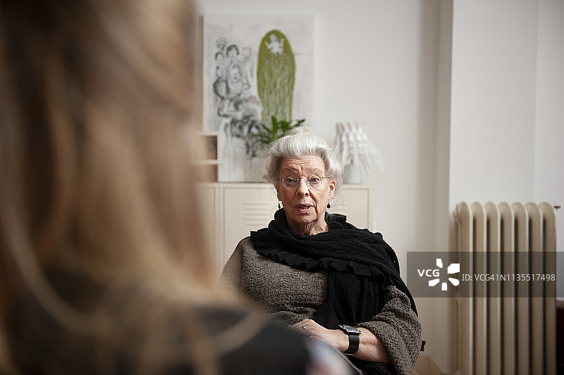 老年咨询师与年轻女客户交流图片素材