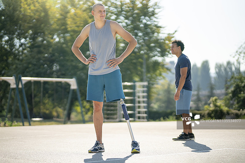 在球场上玩耍图片素材