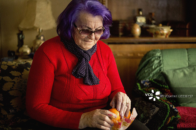 吃水果的老年人图片素材