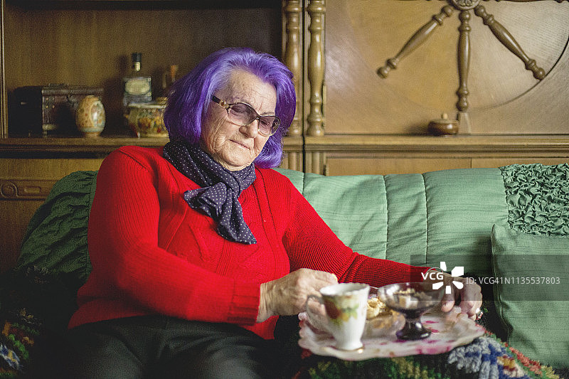 喝咖啡的老年妇女图片素材