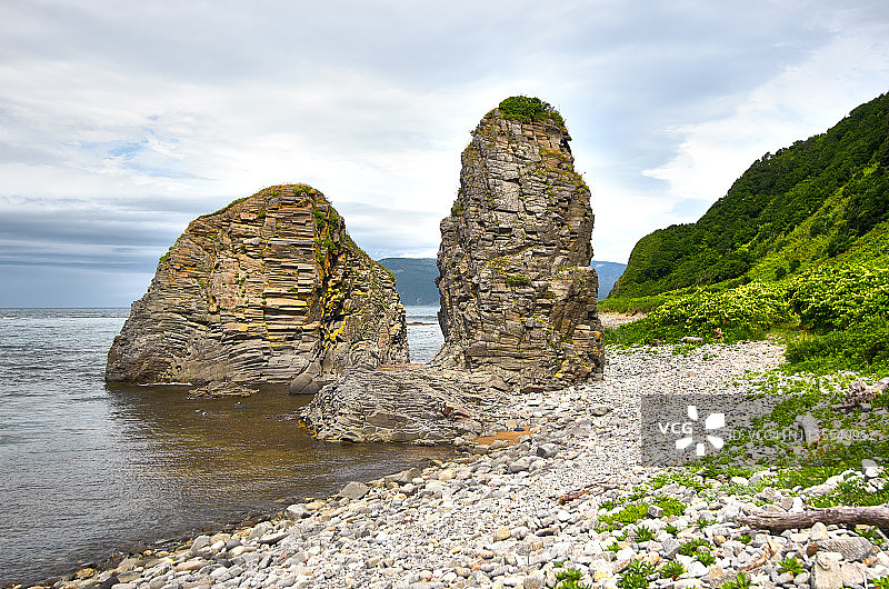 库纳施尔岛岩石山海岸，阴沉的天空图片素材