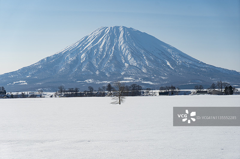 2019年日本北海道二世古附近的羊蹄山冬季雪景图片素材