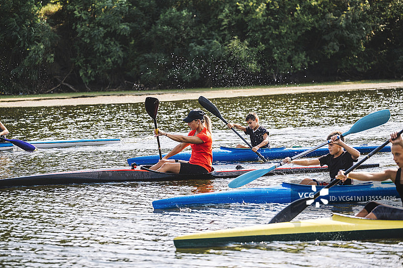 河上的独木舟活动图片素材