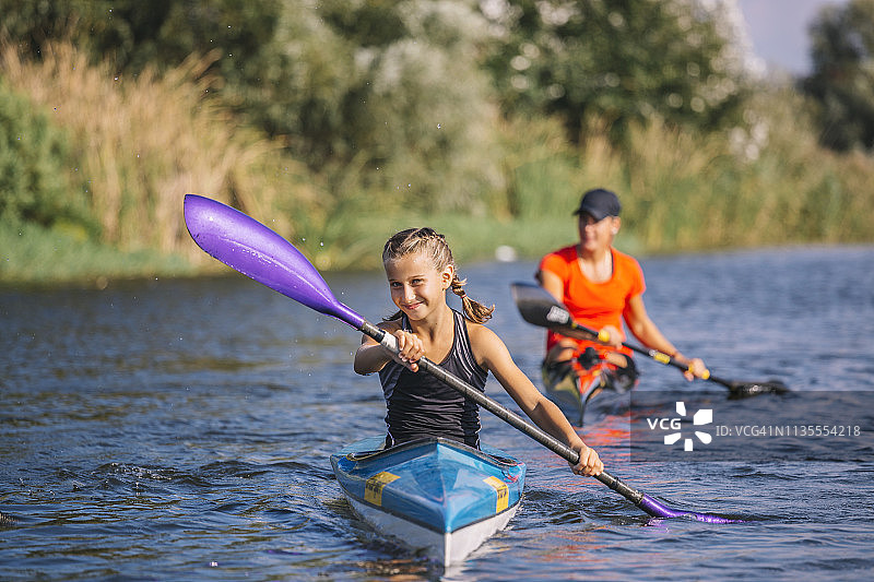 河上的独木舟活动图片素材