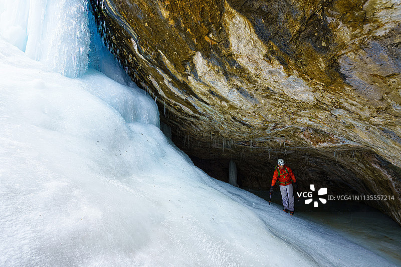 冰洞攀岩登山探险图片素材