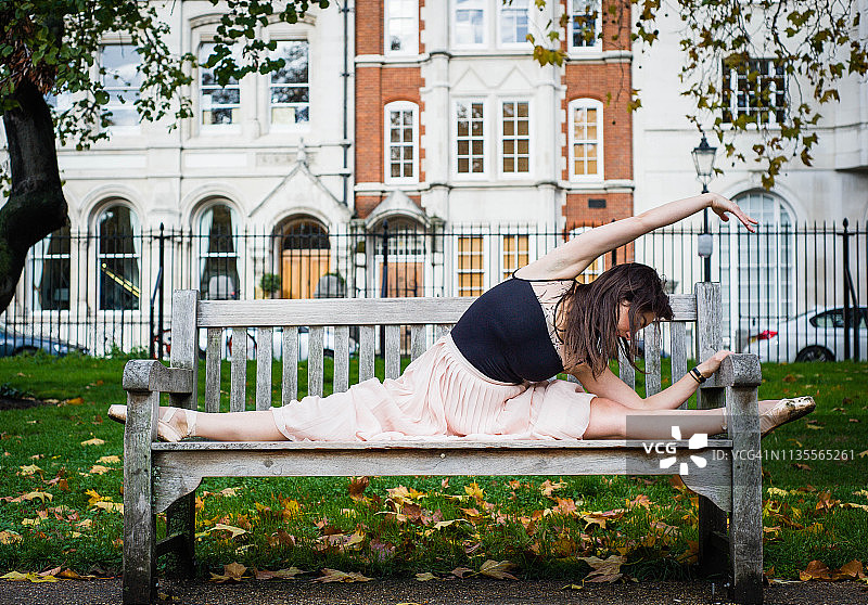 公园里的芭蕾舞者图片素材