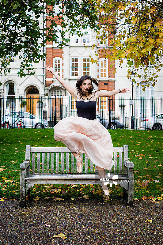 公园里的芭蕾舞者图片素材