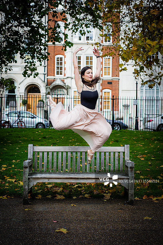 公园里的芭蕾舞者图片素材