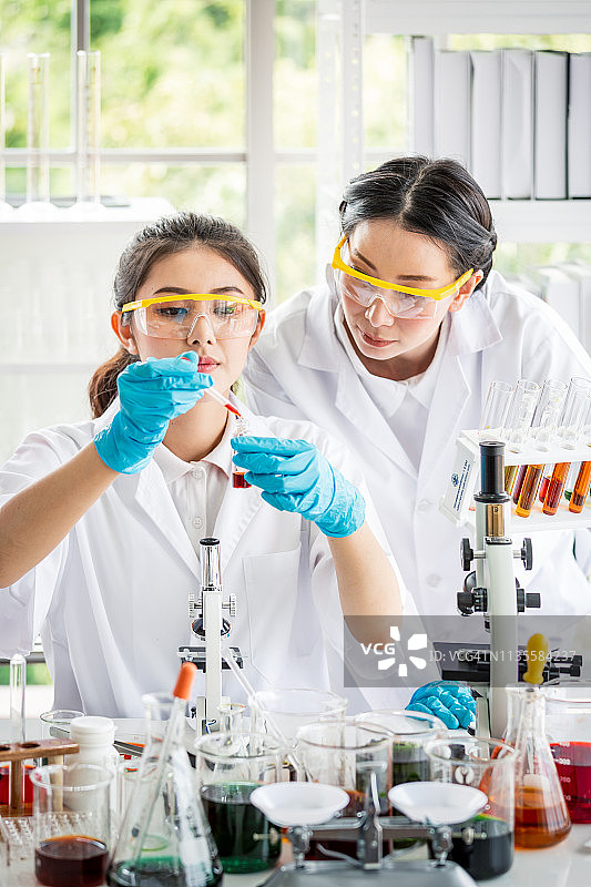 实验室中女性科学家团队头脑风暴研究图片素材