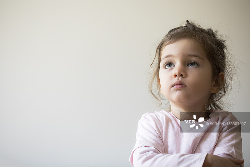 表情严肃的幼儿图片素材