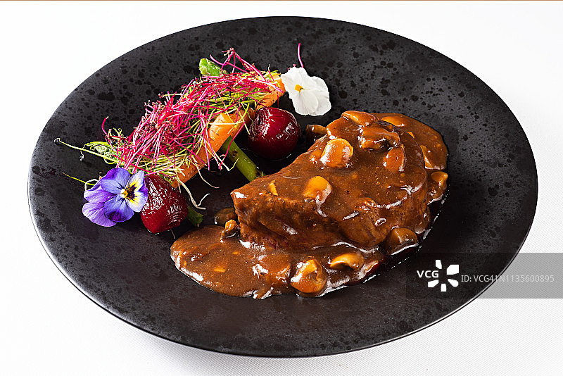 西冷牛排配蘑菇酱图片素材
