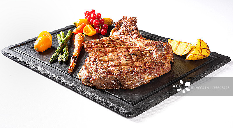 石板上烤牛排图片素材