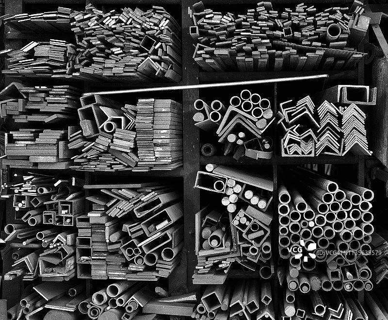 整理并储存在货架上的建筑材料图片素材