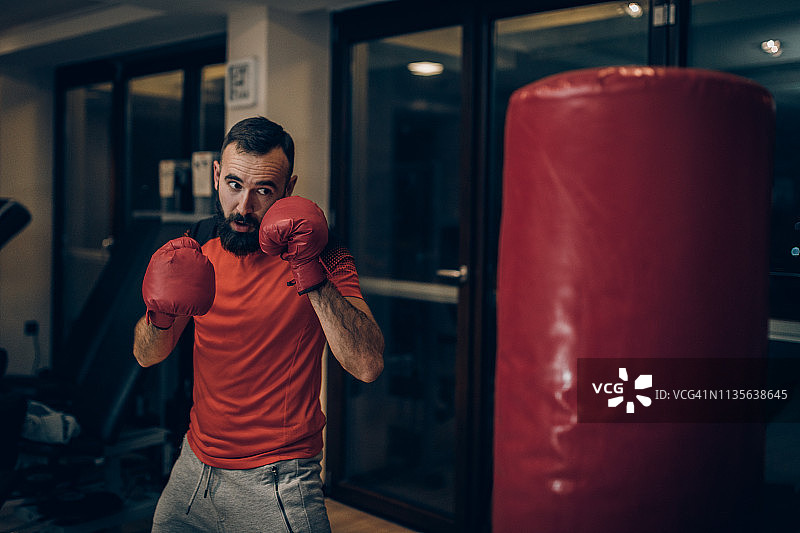 在健身房里练习拳击的帅气男人图片素材