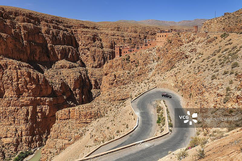 摩洛哥阿特拉斯山脉达德斯峡谷上方的酒店和餐厅图片素材