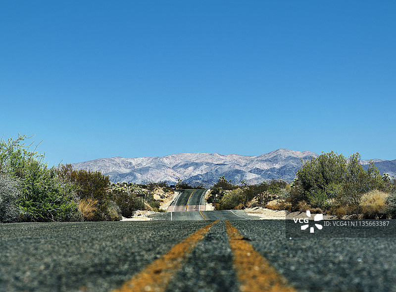 高速公路上的低视角图片素材