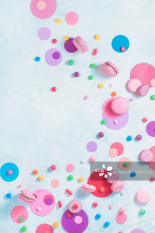 硬糖和马卡龙饼干，粉紫色调白色背景甜点图片素材