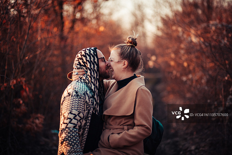 在夏日田野中相爱的浪漫蜜月夫妇图片素材