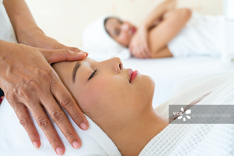 美丽女人在水疗中心接受按摩图片素材