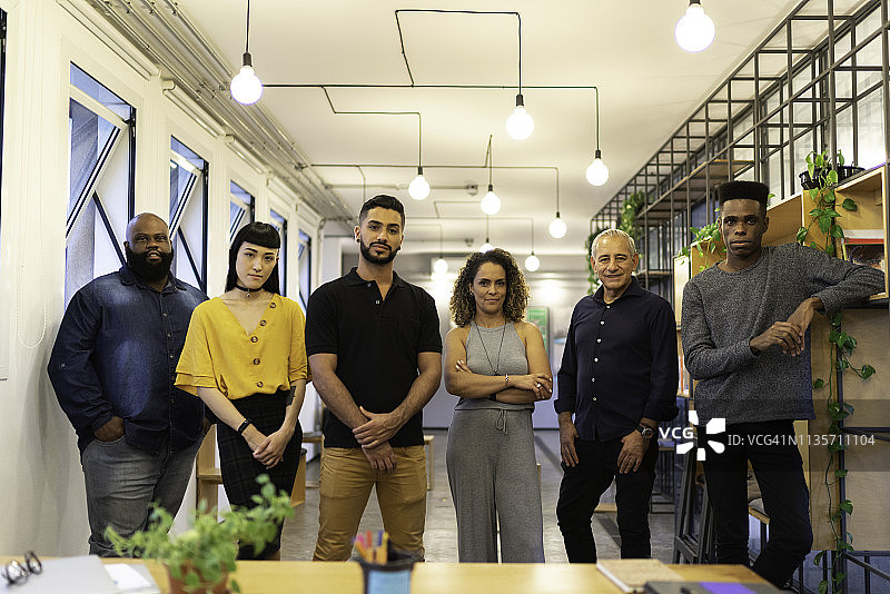 现代办公室里的团队图片素材