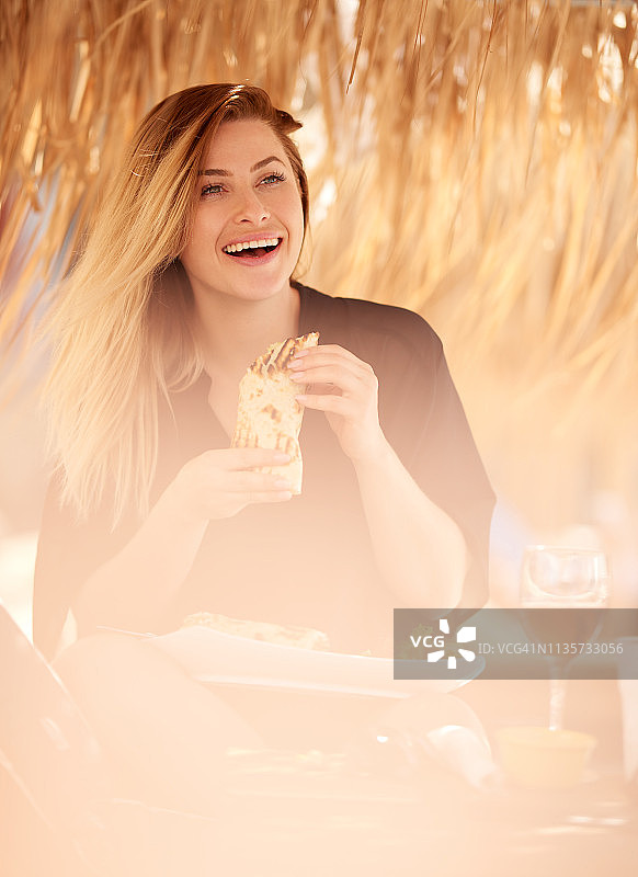 女人在沙滩上吃午餐图片素材
