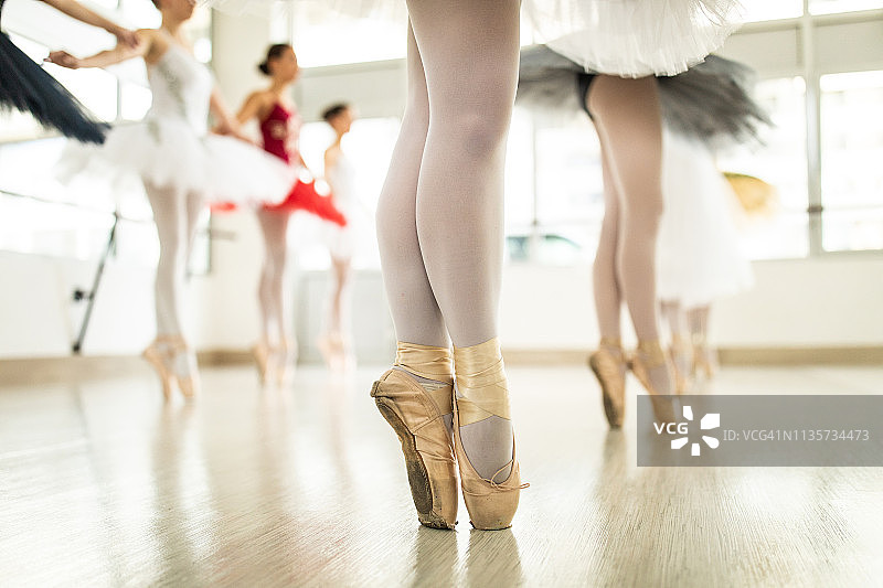 芭蕾舞者穿着缎面芭蕾舞鞋的脚图片素材