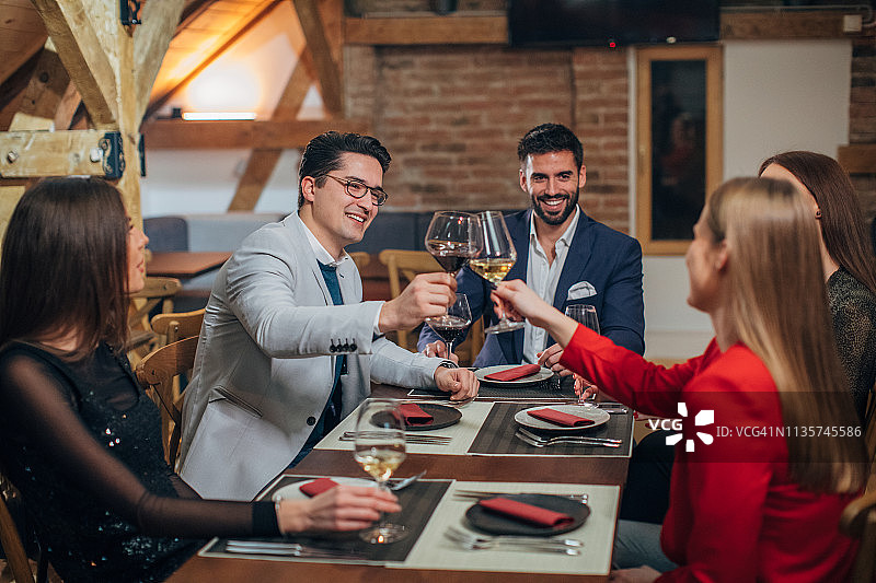 朋友们在餐厅就餐图片素材