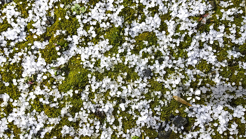 地面上的冰雹纹理：冰晶结构图片素材