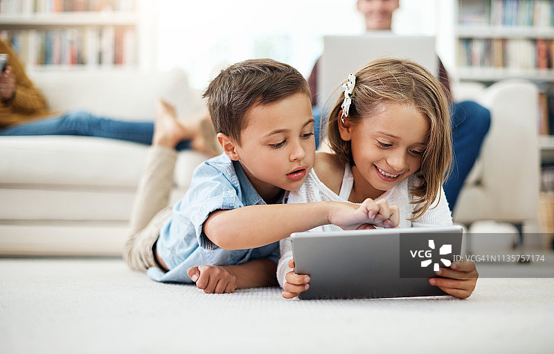 科技帮助他们更好地相处图片素材