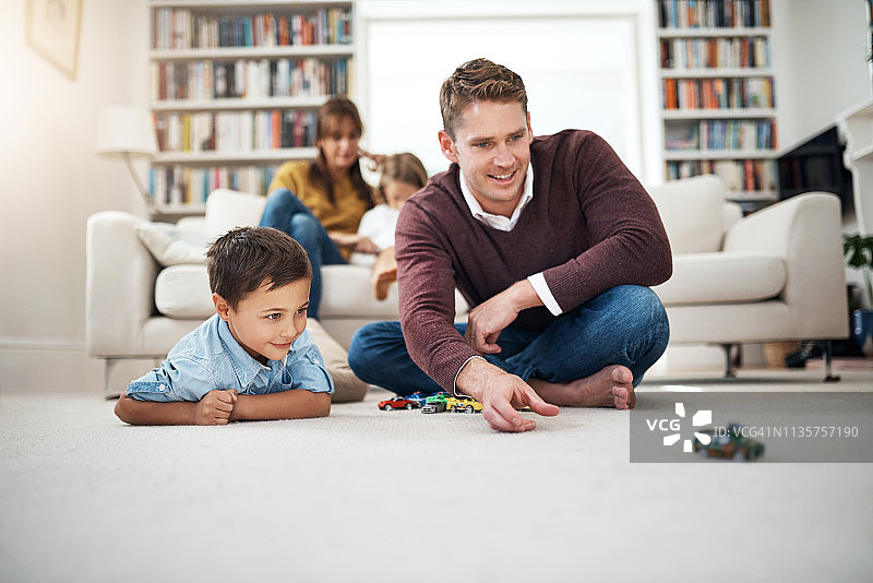 因对汽车的热爱而建立联系的男人们图片素材